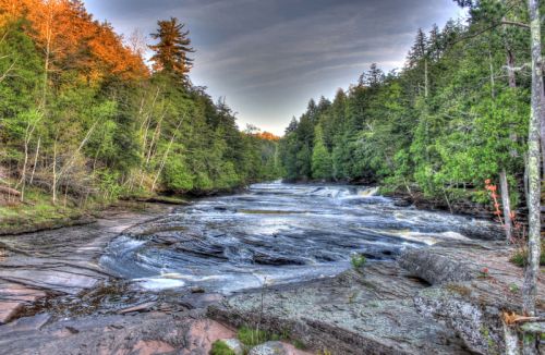 michigan-porcupine-mountains-state-park-rushing-river-scenery_800.jpg